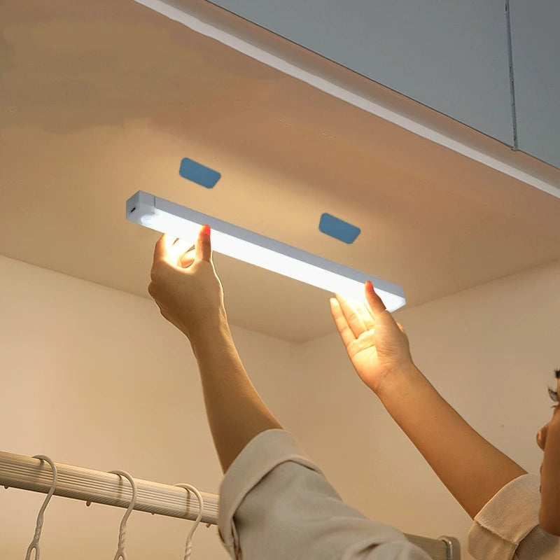 Motion Sensor LED Light – Rechargeable / Lampă LED Reîncărcabilă cu Senzor de Mișcare