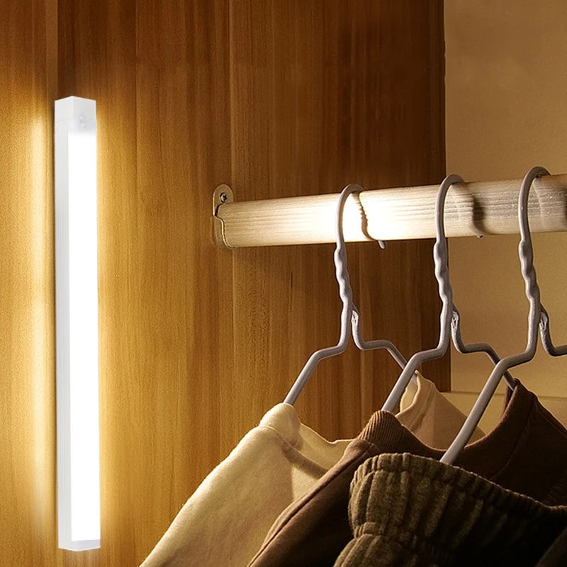 Motion Sensor LED Light – Rechargeable / Lampă LED Reîncărcabilă cu Senzor de Mișcare